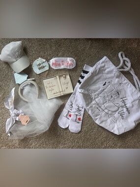 Piper White Bridal Party Accessories Gift Set